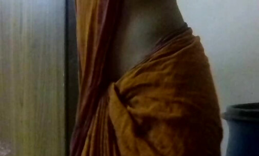 Crossdresser (thoppul)navel show in saree