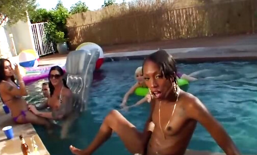 Hot orgy with tranny and hot ass babes in the pool