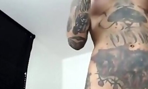 tattooed sexy cumshot on webcam