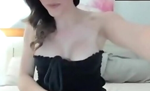 dark tranny pretty strokes off her cock on cam